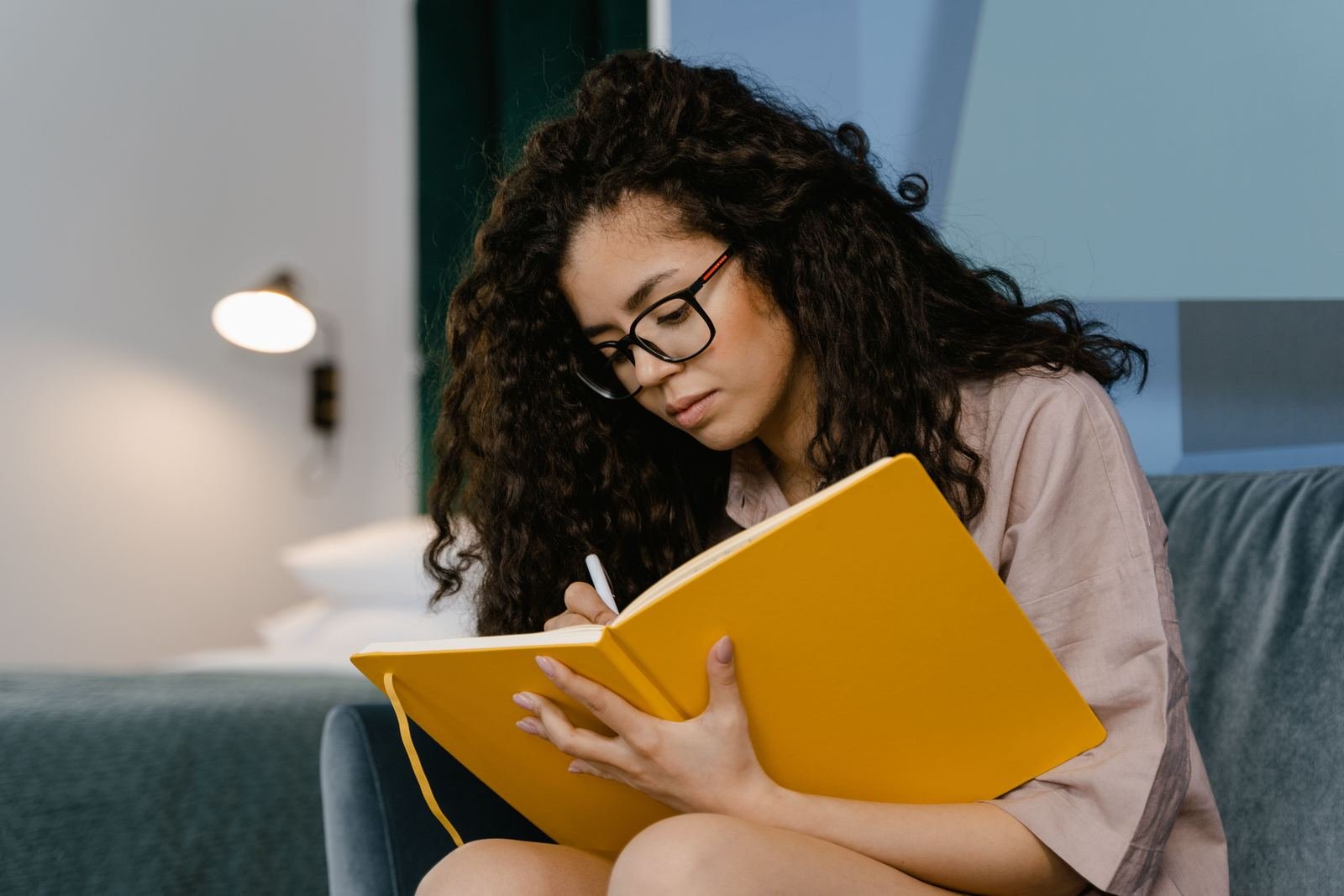 Mujer joven escribiendo en un diario personal, un hábito común para llevar el registro del ciclo menstrual