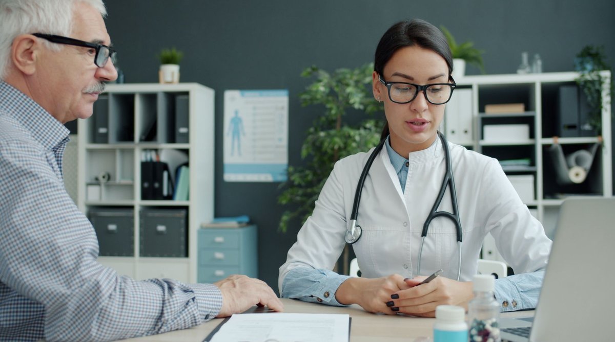 Profesional de salud explicando a un paciente las diferencias entre PrEP y PEP durante una consulta médica.