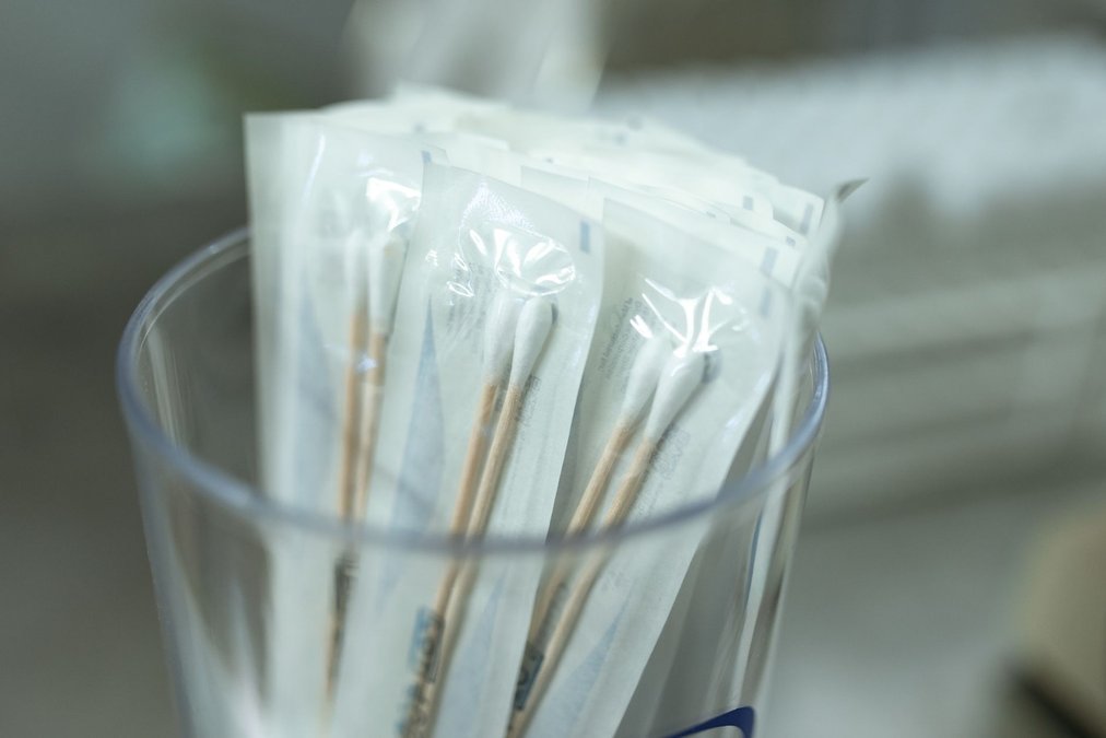 Hisopos estériles individualmente empaquetados, listos para la toma de muestra en un consultorio de salud sexual.