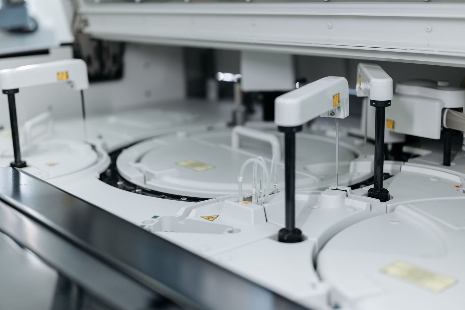 Maquinaria automatizada de laboratorio de cerca, sin personas ni etiquetas de producto