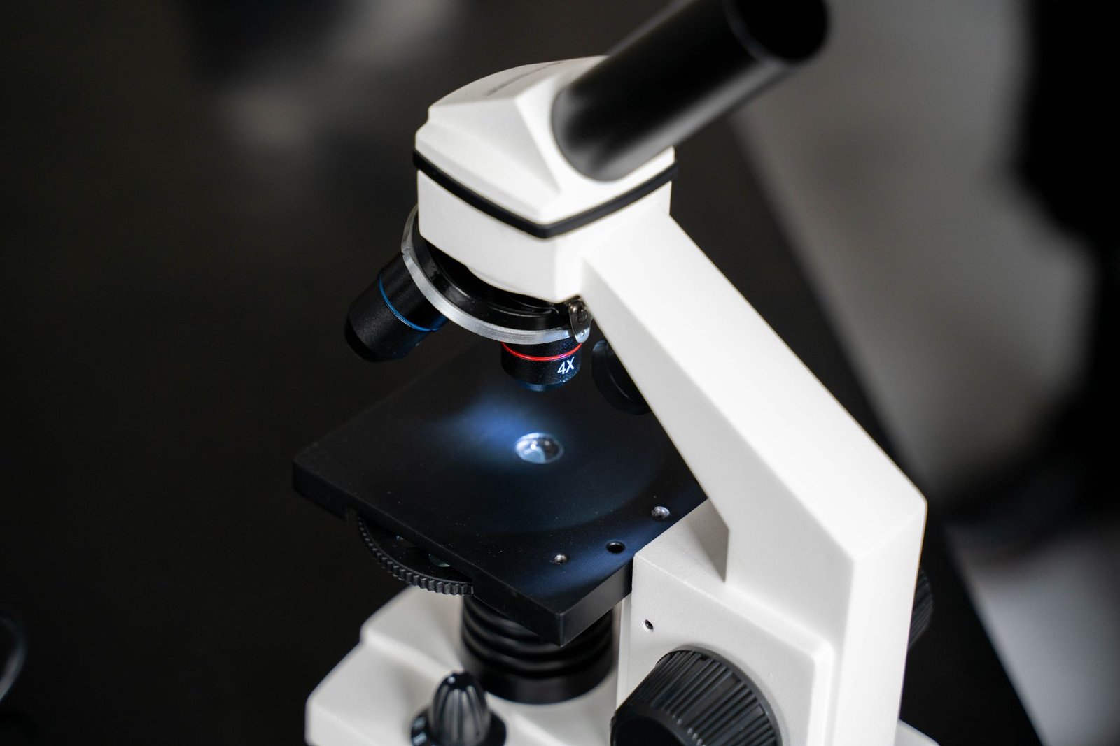 Microscopio de laboratorio de cerca, con foco selectivo